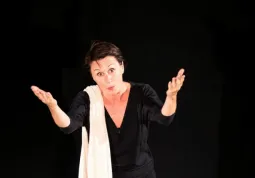 Giovedì 8 aprile: “Vecchia sarai tu” di e con Antonella Questa